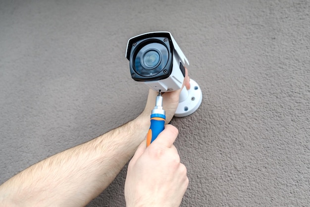 Technika pracownik instaluje wideo kamerę CCTV