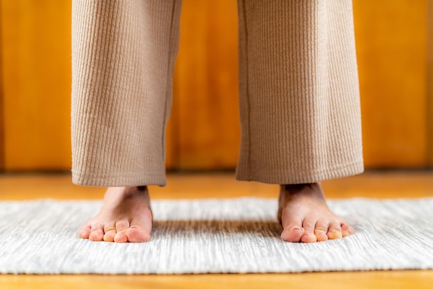Zdjęcie technika uziemienia energii kobieta stojąca mocno skupia się na stopach