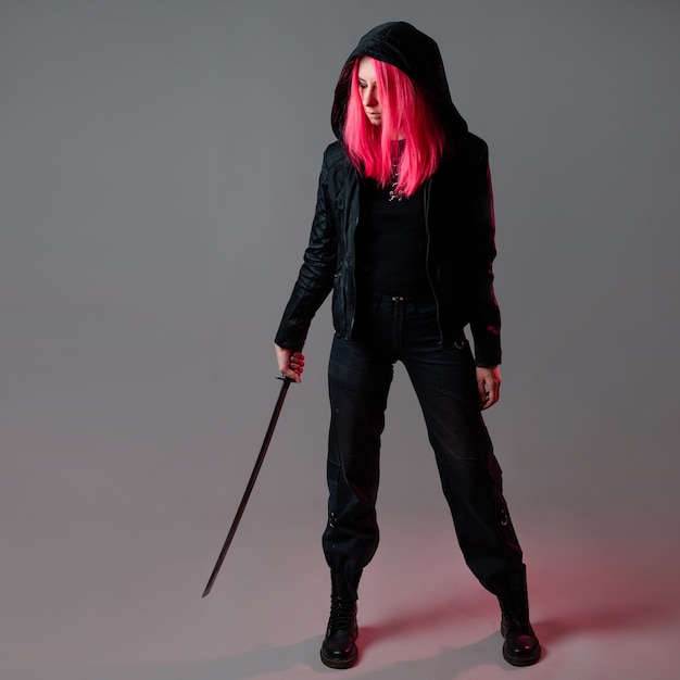 Techno w stylu cyber punk futurystyczny wojownik ninja młoda kobieta z różowymi włosami