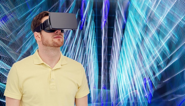 Technologia 3d, rzeczywistość wirtualna, rozrywka i koncepcja ludzi - młody człowiek z zestawem słuchawkowym rzeczywistości wirtualnej lub okularami 3d na tle spiralnych neonów