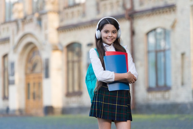 Technologia audio Szczęśliwe dziecko nosi słuchawki audio Audio media edukacyjne Rozumienie ze słuchu Książki audio do nauki Szkoła i edukacja Nowoczesne życie