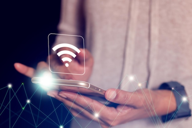 Technologia Bezprzewodowego Internetu Wi-fi Dla Wygody W Codziennym życiu Koncepcja Bezprzewodowego Internetu Zapewnia Bezpłatny Sygnał Sieci Wi-fi. Z Ikoną Wi-fi, Koncepcją Sieci Społecznościowej, Komunikacją Biznesową, Z Prędkością