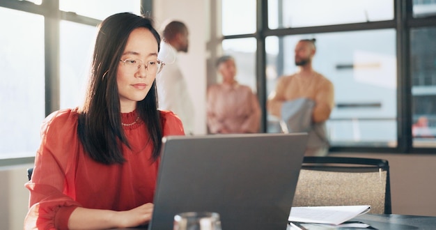 Technologia biznesowa i azjatycka kobieta w biurze pracująca z zespołem na laptopie, tablecie i komputerze w miejscu pracy Sukces pracy zespołowej i pracownica spacerująca, spotykająca się i planująca marketing cyfrowy