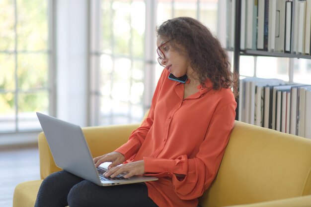 Technologia biznesowa kobieta. kobieta za pomocą laptopa do kontaktu z klientami.