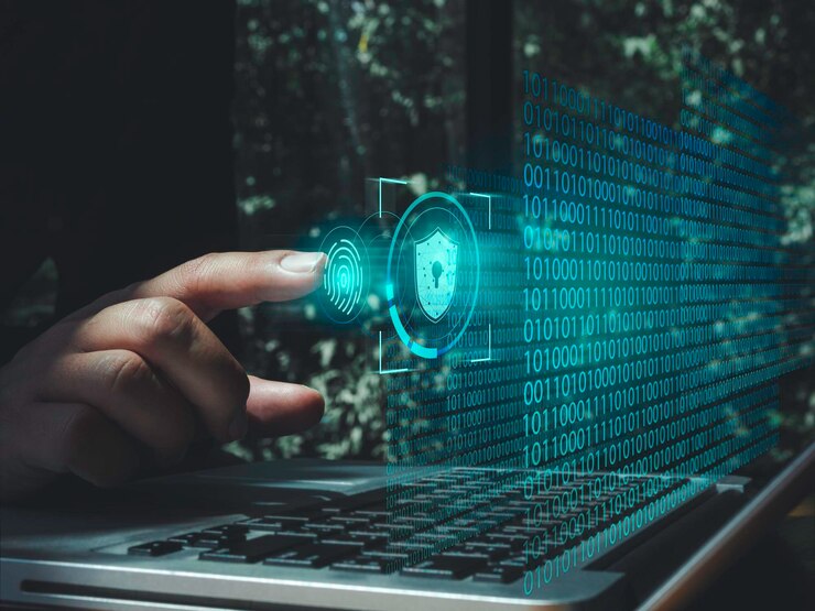 Technologia danych bezpieczeństwa, weryfikacja tożsamości i koncepcja prywatności. Ikona tarczy, symbol skanowania linii papilarnych na ekranie wirtualnym kodu liczb losowych z palcem wskazującym człowieka i komputer przenośny.
