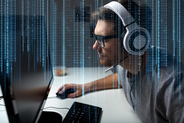 technologia, gry, rozrywka, zagrajmy i koncepcja ludzi - młody człowiek w zestawie słuchawkowym i okularach z komputerem PC grający w domu i przesyłający strumieniowo grę lub wideo instruktażowe
