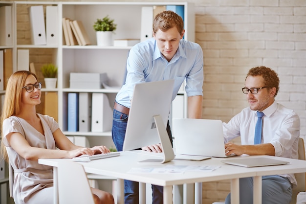 Technologia komunikacji biznesmen biznesmeni dorosły