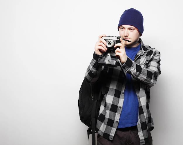 Technologia ludzie i koncepcja stylu życia młody fotograf na białym tle