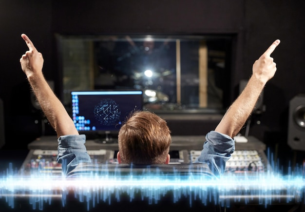 technologia muzyczna i ludzie koncepcja człowiek na konsoli miksowej w studiu nagrywania dźwięku