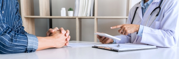 Technologia W Medycynie I Opiece Zdrowotnej, Konsultacja Z Lekarzem Omawianie Dokumentacji Z Pacjentem Za Pomocą Cyfrowego Tabletu W Gabinecie Lekarskim