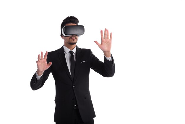 Technologia wizji 3D, okulary wirtualnej rzeczywistości. Mężczyzna w garniturze i cyfrowym urządzeniu vr na białym tle