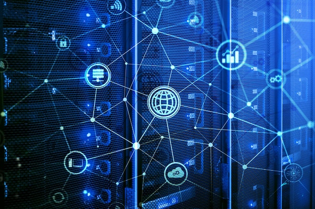 Technologie informacyjno-telekomunikacyjne ICT oraz koncepcje IOT internet rzeczy Diagramy z ikonami na tle serwerowni