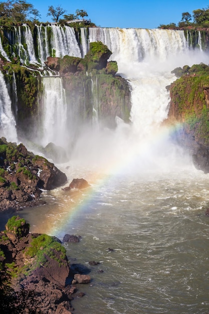 Tęcza i wodospady Iguazu. Wodospady Iguazu to wodospady rzeki Iguazu na pograniczu Argentyny i Brazylii.