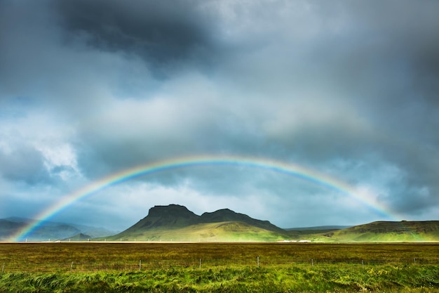 Tęcza nad górami, Południowa Islandia. Piękny letni krajobraz