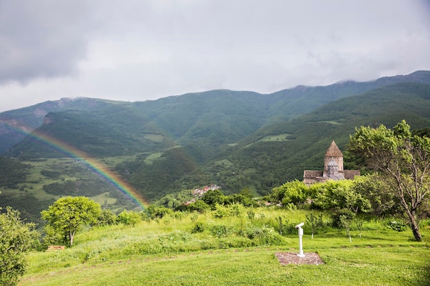 Tęcza nad górami w Tatev, prowincja Syunik w Armenii