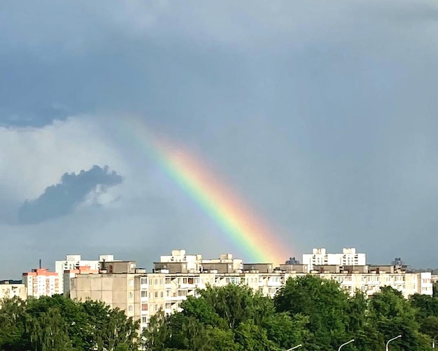 Tęcza nad miastem. Wysokiej jakości zdjęcie.