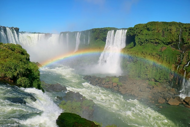 Tęcza nad potężnymi wodospadami Iguazu po stronie brazylijskiej w mieście Foz do Iguacu w Brazylii