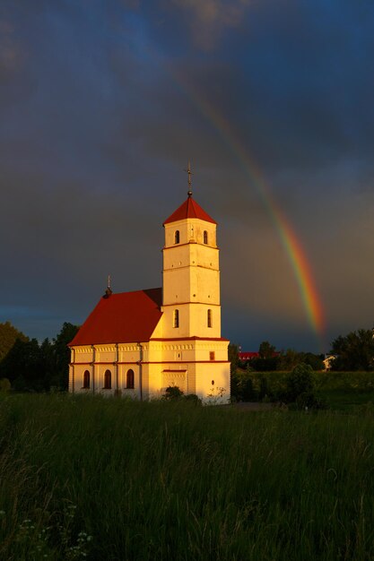 Zdjęcie tęcza nad starożytnym kościołem