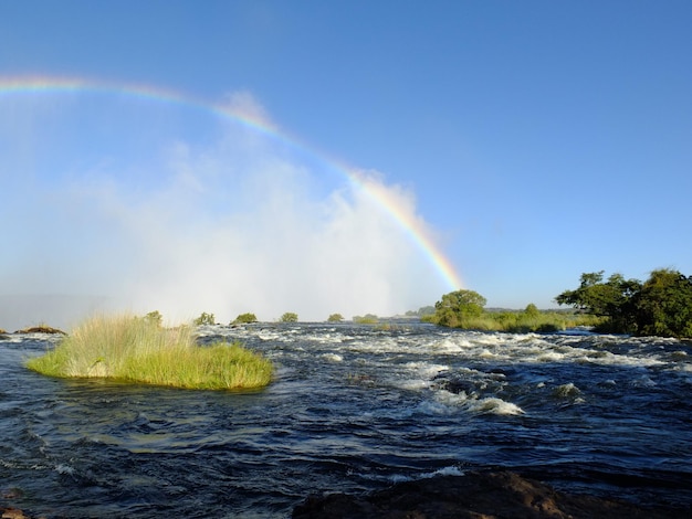 Tęcza nad Wodospadami Wiktorii na granicy Zambii i Zimbabwe