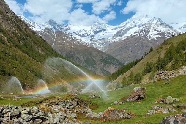 Tęcze W Dziobkach Nawadniających W Górach Summer Alps (szwajcaria, Niedaleko Zermatt)