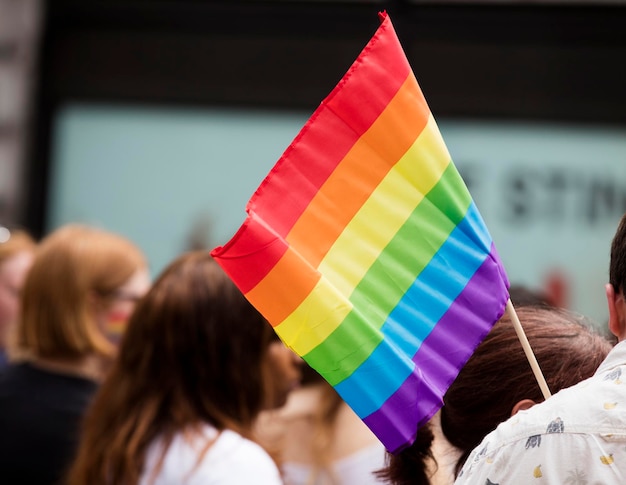 Zdjęcie tęczowa flaga gejów na marszu gejów lgbt w londynie