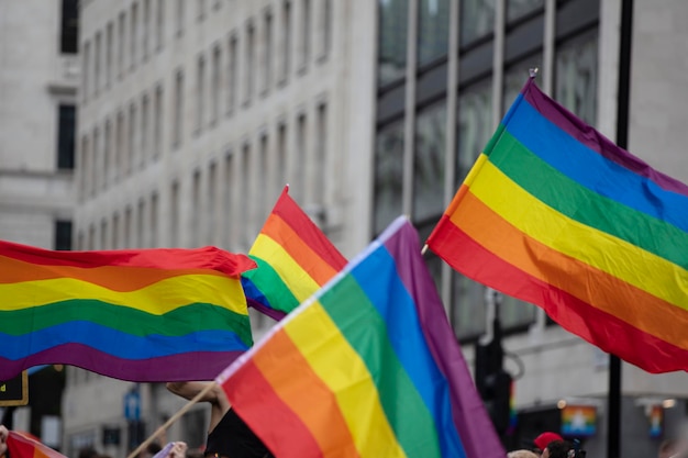 Tęczowe flagi dumy gejowskiej na paradzie solidarności dumy gejowskiej lgbt