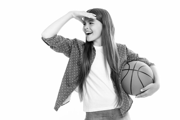 Teen dziewczyna z piłką do koszykówki na białym tle Koncepcja dzieci sport aktywny styl życia zdrowie zespół gra hobby Portret emocjonalne zdziwiony podekscytowany teen girl