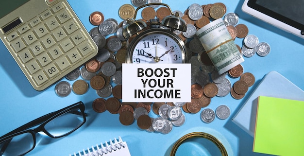 Tekst Boost Your Income na karcie kredytowej z obiektami biznesowymi