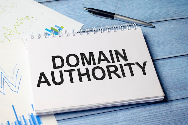 Tekst Domain Authority napisany na białym notatniku