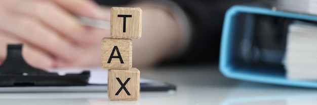 Tekst dotyczący podatku od drewnianych kostek i płatności podatkowych oraz koncepcja kredytu podatek dochodowy i odliczenia podatkowe