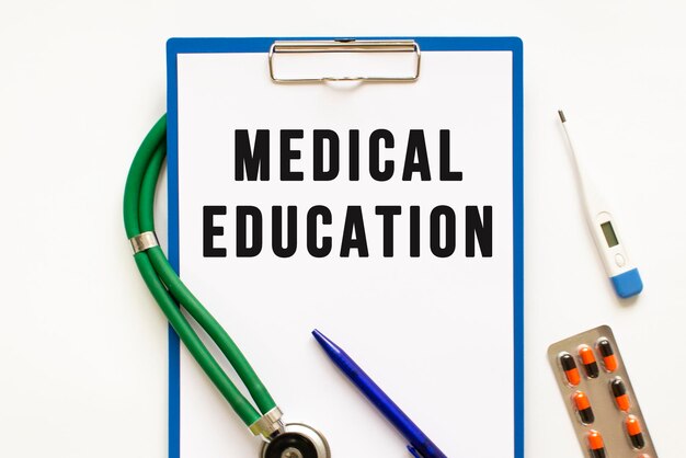 Tekst edukacja medyczna w folderze z koncepcją medyczną stetoskopu
