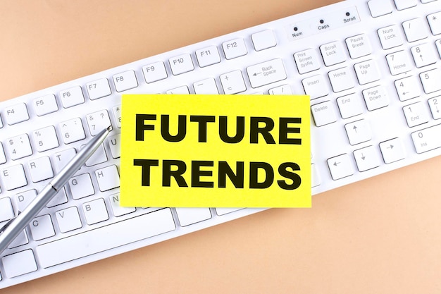 Zdjęcie tekst future trends tekst na lepkiej koncepcji biznesowej klawiatury