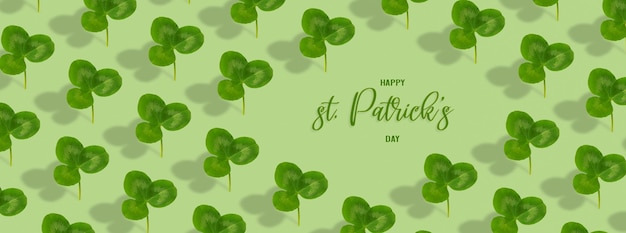 Tekst Happy St Patrick's Day z wzorem liścia koniczyny na kolorowym tle Baner powitalny