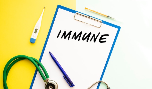 Tekst Immune Na Papierze Firmowym W Folderze Medycznym Stetoskop