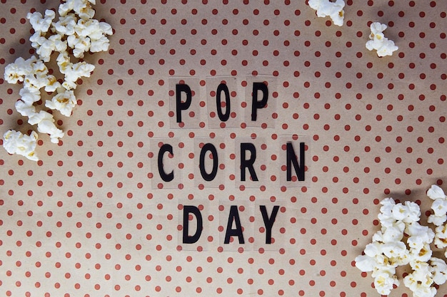 Tekst National Pop Corn Day na podstawowych kropkach powtarza tło Widok z góry