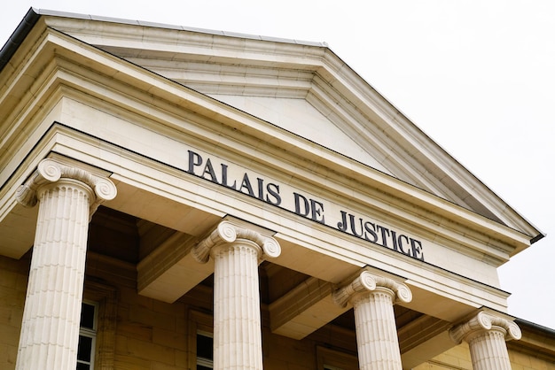 Tekst Palais de Justice na starożytnym budynku oznacza we francuskim sądzie sprawiedliwości