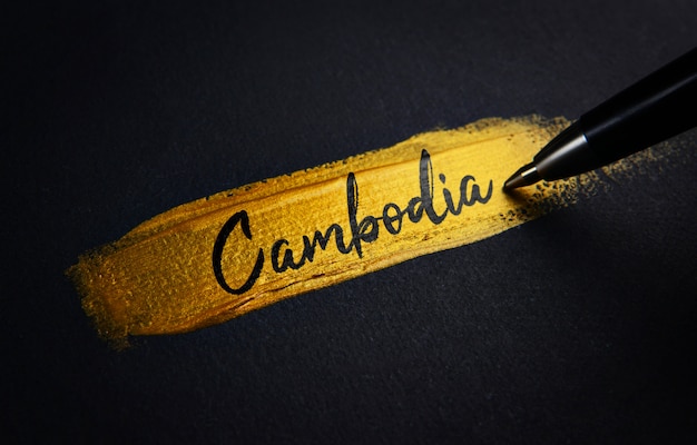 Zdjęcie tekst pisma odręcznego kambodży na złotym pędzlem