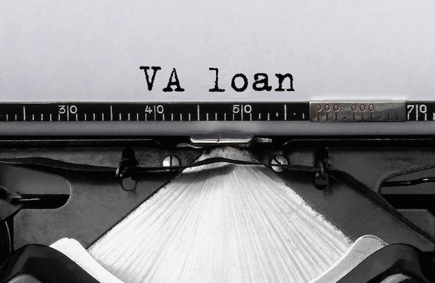 Tekst pożyczki VA wpisany na maszynie do pisania w stylu retro