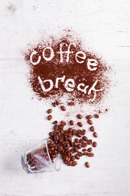 Tekst przerwy na kawę z kawy mielonej i ziaren kawy