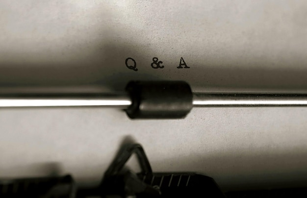 Tekst Q i wpisany na maszynie do pisania w stylu retro