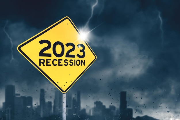 Tekst recesji 2023 na żółtym szyldie