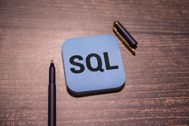Tekst SQL Structured Query Language na drewnianych kostkach na zielono-brązowym tle