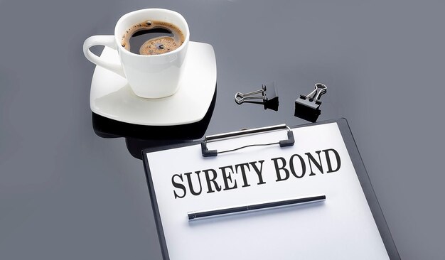 Tekst Surety Bond Na Kartce Papieru Z Kawą Na Czarnym Tle