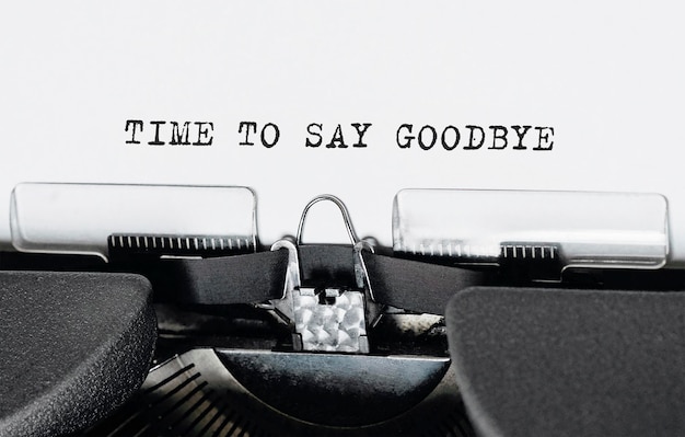 Tekst Time to Say Goodbye wpisany na maszynie do pisania w stylu retro