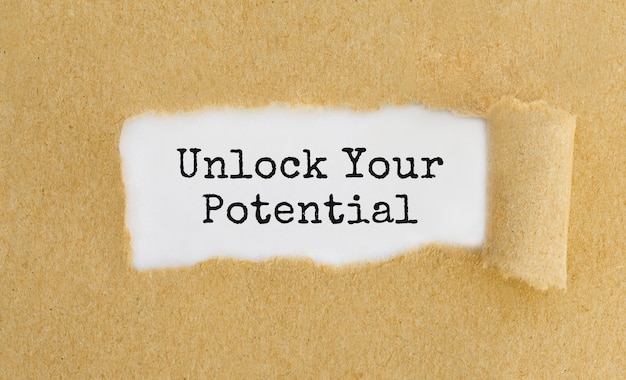 Tekst Unlock Your Potential Pojawiający Się Za Podartym Brązowym Papierem.