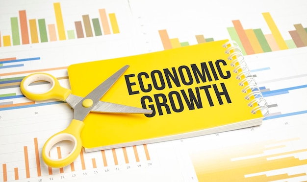 Tekst Wzrost Gospodarczy Na żółtym Notatniku I Wykresach