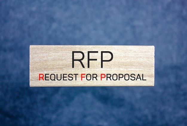 Zdjęcie tekst zaproszenia do zgłoszenia propozycji na drewnianym bloku koncepcja zaproszenia