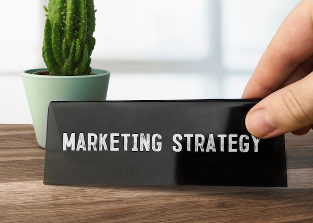 Tekstowa strategia marketingowa napisana na czarnej karcie stołowej