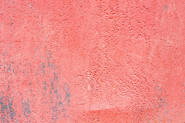Tekstura betonowej ściany z pęknięciami i rysami, które można wykorzystać jako tło