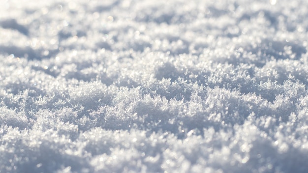 Tekstura białego puszystego śniegu przy słonecznej pogodzie, śnieg o dużej teksturze